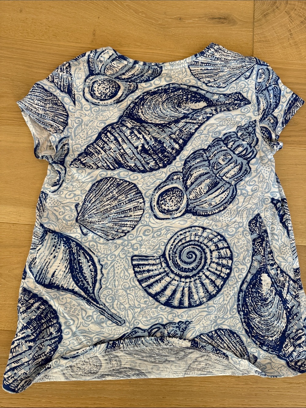 Lilly Pulitzer Short Sleeve V-Neck Blue & White Seashell Pattern Women’s Tee xs - Picture 12 of 12